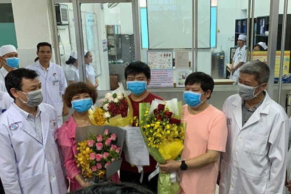 15/16 ca nhiễm Covid đã khỏi, phác đồ điều trị corona của Việt Nam hiệu quả