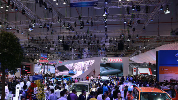 Giá ô tô nhập khẩu vào Việt Nam tiếp tục rẻ hơn