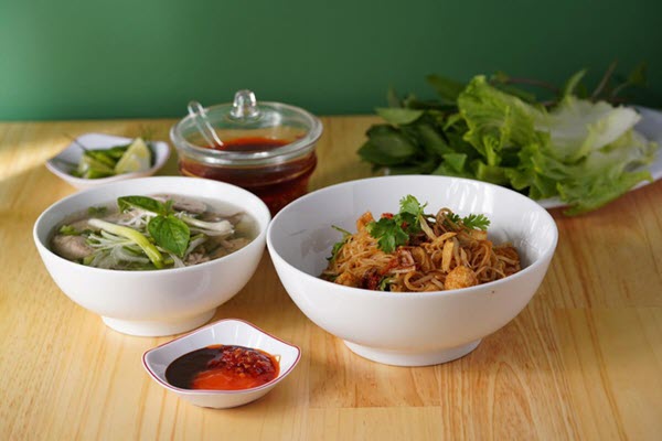 Lạ miệng món phở khô "gọi 1 được 2", khách xì xụp húp ở Gia Lai