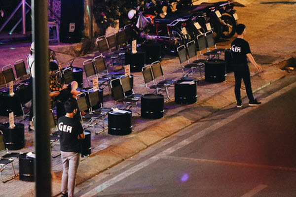 Phố "nhậu" ở Sài Gòn đìu hiu mùa dịch Covid-19, nhân viên ra đường năn nỉ khách vào quán