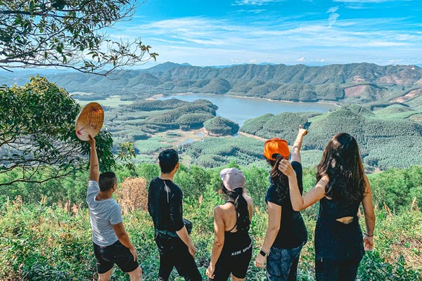 Trekking, cắm trại đêm trên đỉnh Hòn Vượn