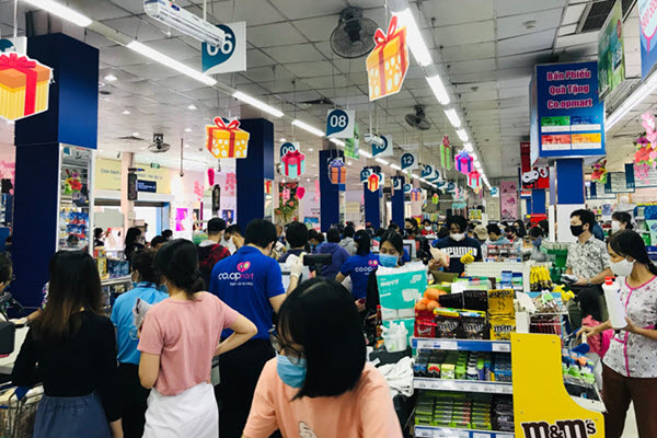 Siêu thị đông đúc người dân mua đồ chuẩn bị tuần cao điểm 'sống chậm'