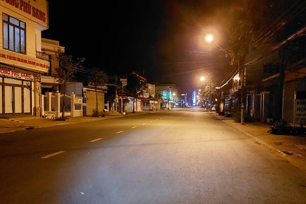 Đường phố vắng lặng trong đêm đầu tiên "không ra đường sau 20h"