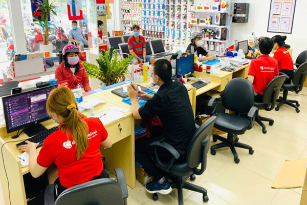 Cửa hàng điện thoại, máy tính tấp nập ngày đầu mở cửa lại