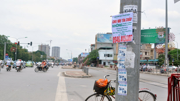  Ngân hàng đến tận nhà phát tờ rơi mời vay vốn