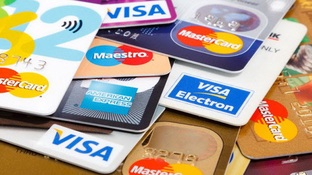 Không phân biệt tuổi tác, bình quân mỗi người dân đang sở hữu hơn 1 chiếc thẻ ngân hàng