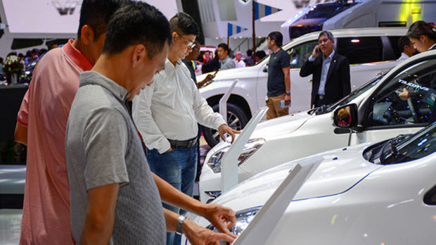 Thị trường ô tô lao dốc trong “bão” giảm giá
