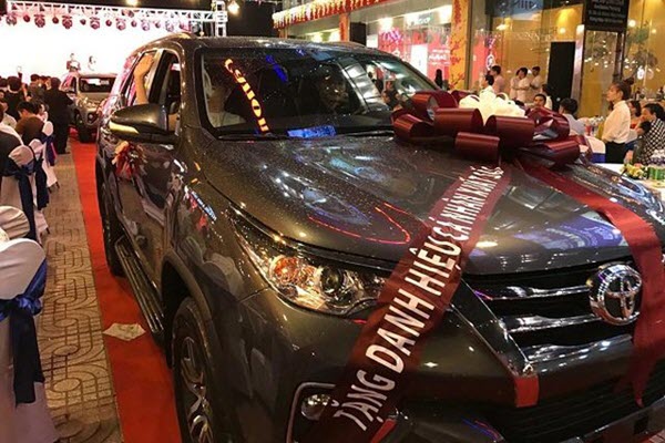 Chuyện thưởng Tết giới địa ốc: Nhiều người tính bỏ nghề, mơ gì nhận nhà xịn với xe sang