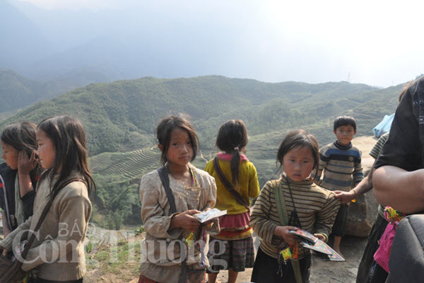 Trẻ em bán hàng, chèo kéo khách: Khoảng buồn của du lịch Việt