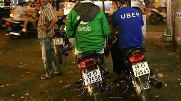 Grab tung “chiêu“ lôi kéo tài xế Uber, ký hợp đồng ngay trên yên xe
