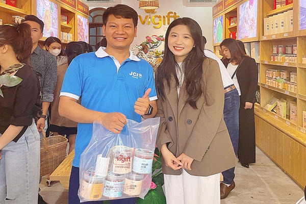 Dân du lịch thích thú với cửa hàng đặc sản sang xịn tại Đà Nẵng