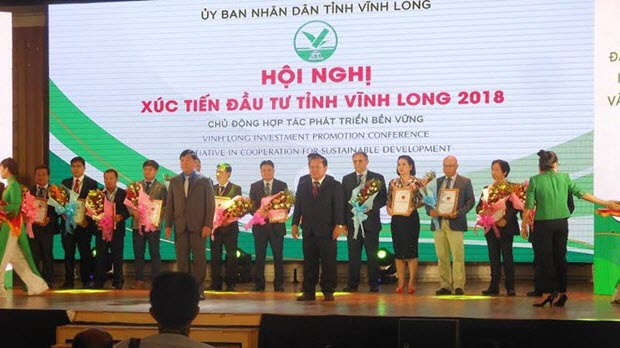 Vĩnh Long trao quyết định chủ trương, chứng nhận và ghi nhớ đầu tư cho 32 dự án, tổng vốn gần 24.000 tỉ đồng