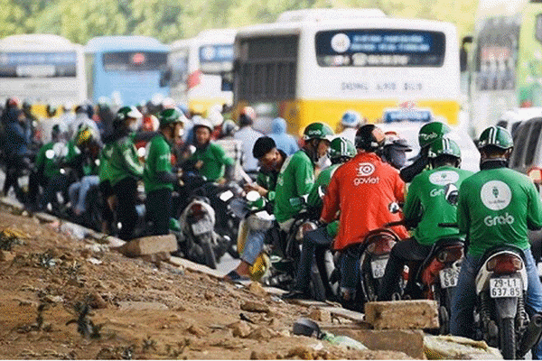 Cuộc đấu đặt xe công nghệ: Tăng khuyến mãi, đua tiện ích