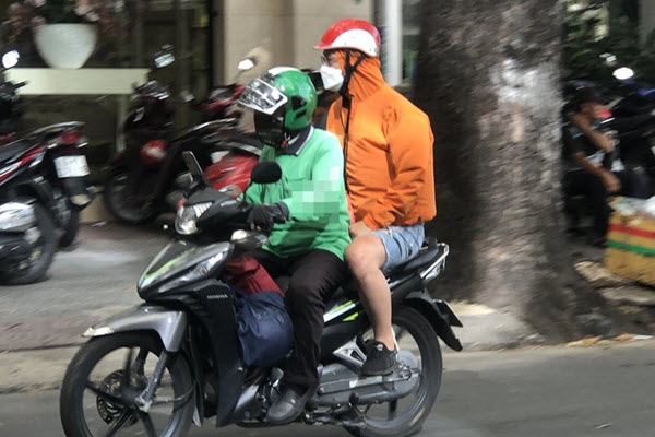 Xe ôm công nghệ cùng khách hàng "méo mặt" vì giá xăng