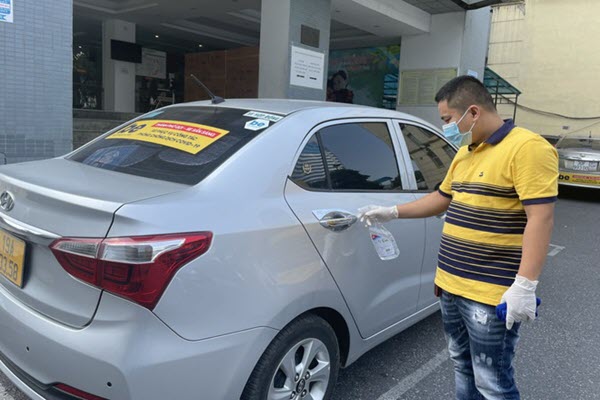 "Đói khách", nhiều tài xế "khóc" vì không đủ bù tiền xăng, phí xét nghiệm